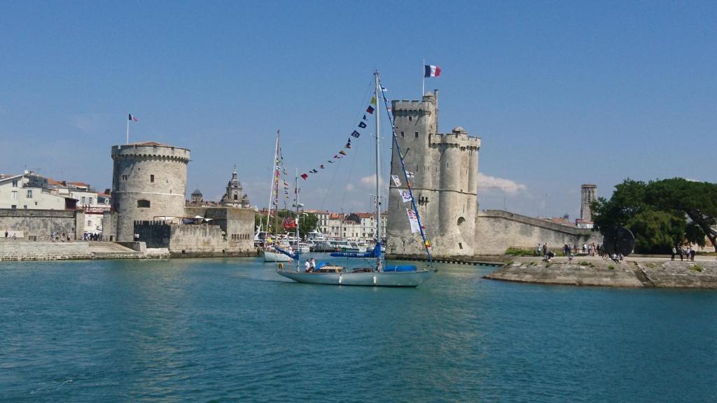 ラ・ロシェルにあるPortes de la Rochelleの城前の水上船