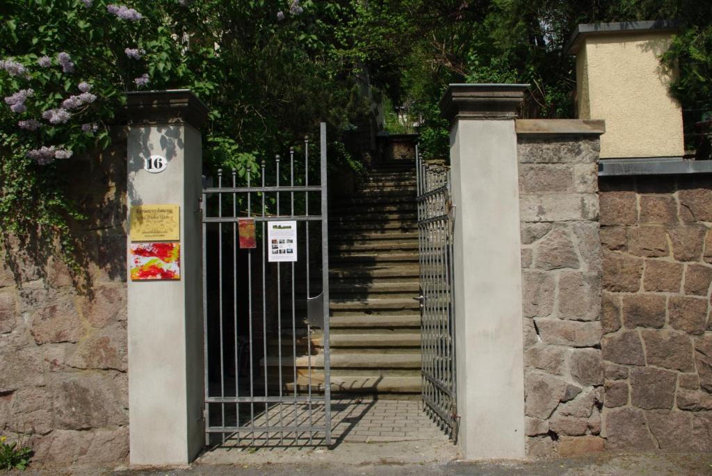 een poort voor een trap met trappen bij Am Wilden Mann in Dresden