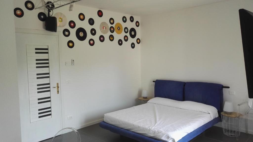 um quarto com uma cama azul e um teclado em Casa Bonatti em Peschiera del Garda