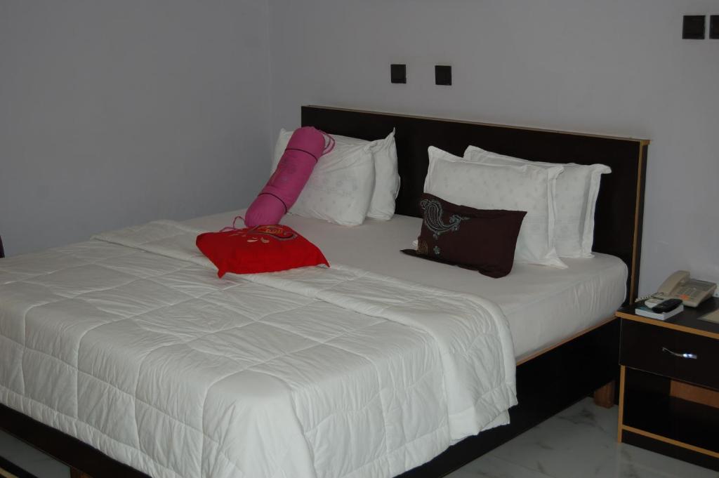 Postel nebo postele na pokoji v ubytování Nue-Crest Hotels & Suites