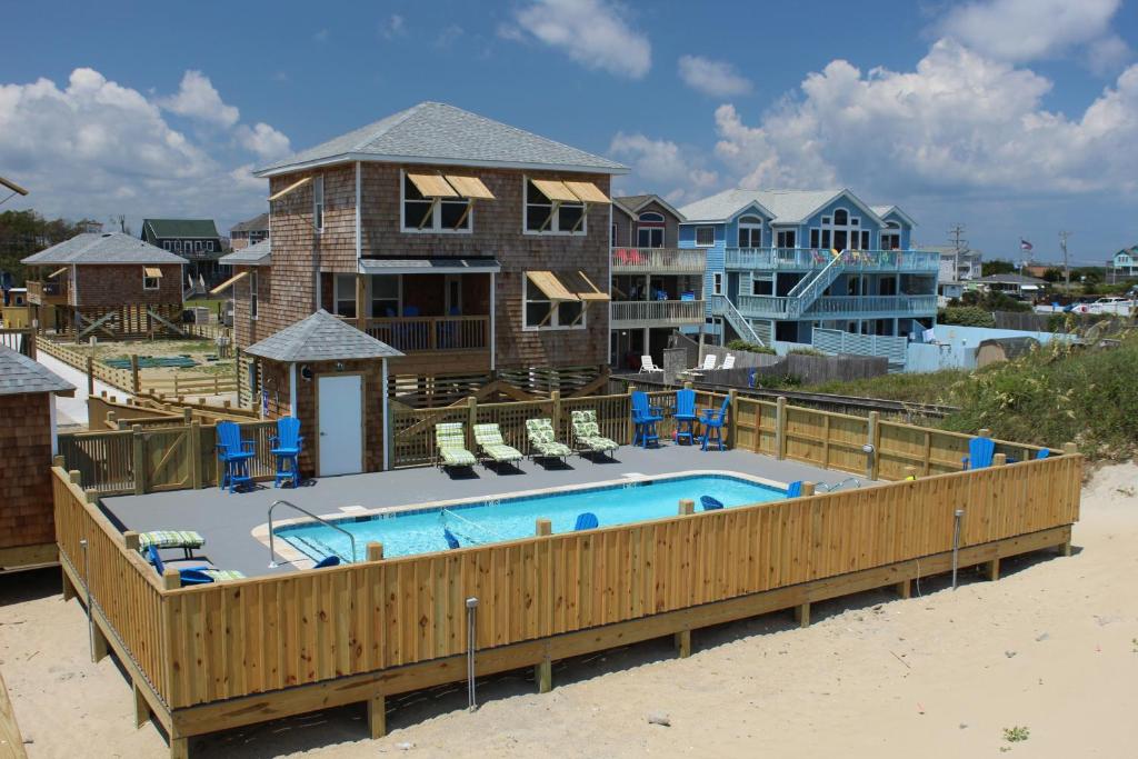 een zwembad bij een resort op het strand bij Whalebone Ocean Cottages by KEES Vacations in Nags Head