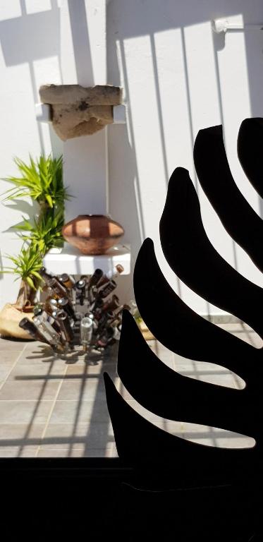a living room with a black and white wall at B&B La Mimosa in Teguise