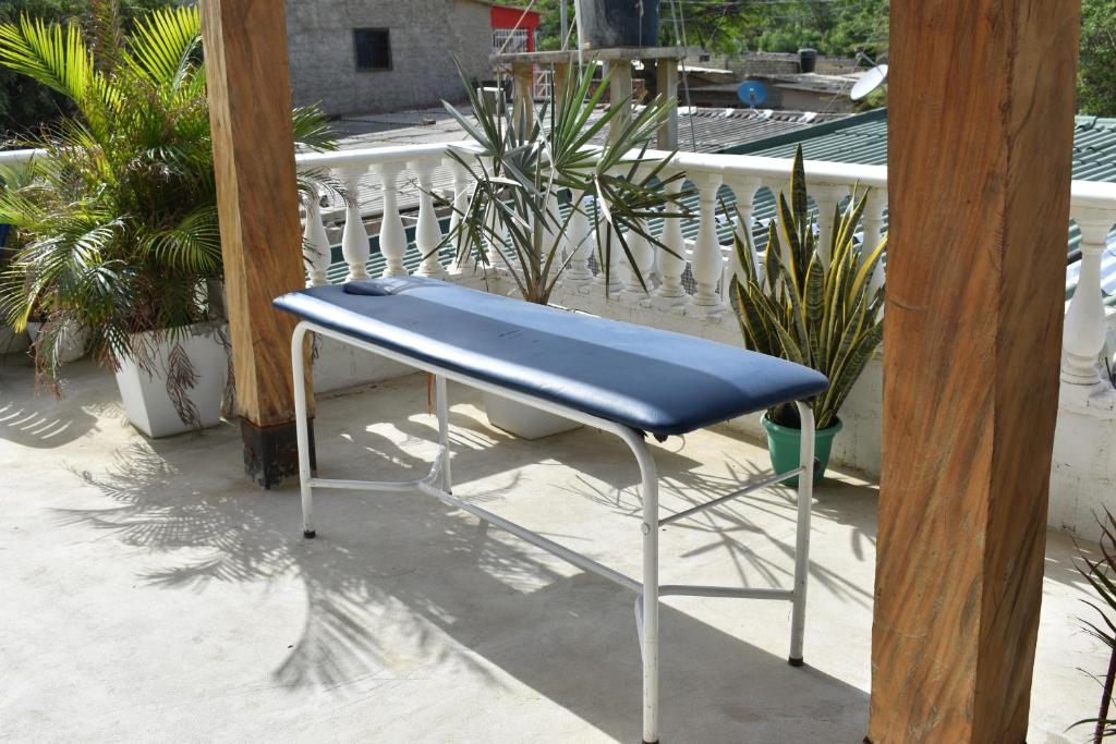 Rõdu või terrass majutusasutuses Hostal Palohe Taganga