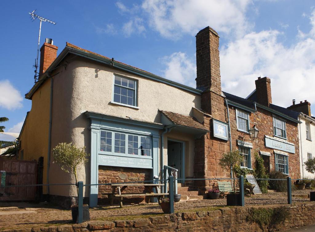 an old brick house with at The Lamb Inn in Crediton