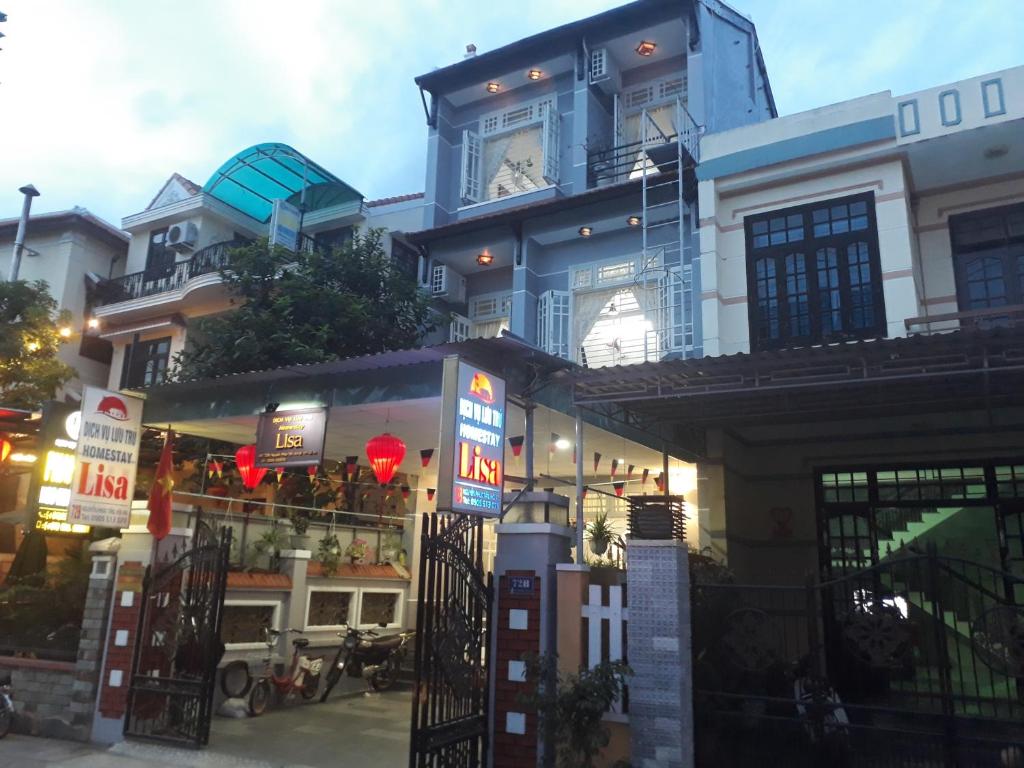 ein blaues Gebäude mit einem Uhrturm darüber in der Unterkunft Lisa Homestay in Hoi An
