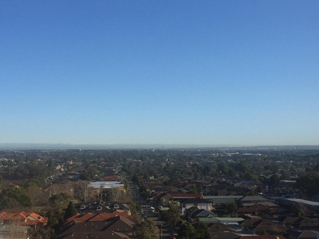 una vista aerea di una città con case di 2 bedroom high rise apartment a Sydney