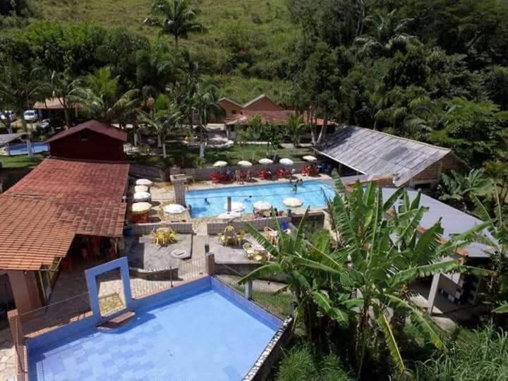 een luchtzicht op een zwembad in een resort bij Pesque pague pousada do Carlinho in Pinheiral