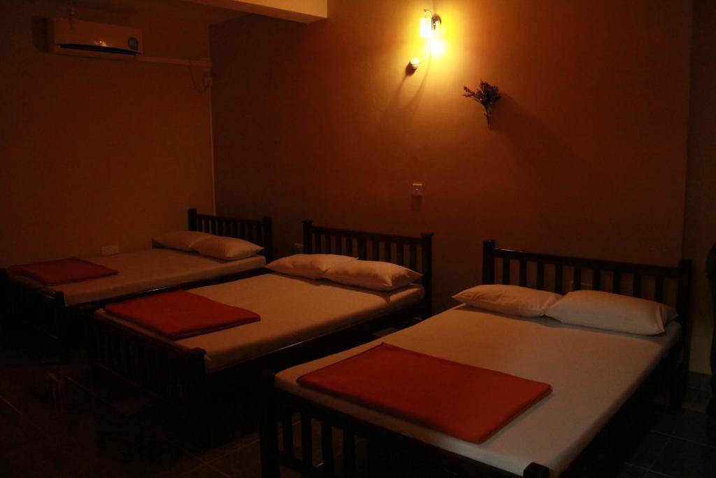 Postel nebo postele na pokoji v ubytování Anura Guest Inn