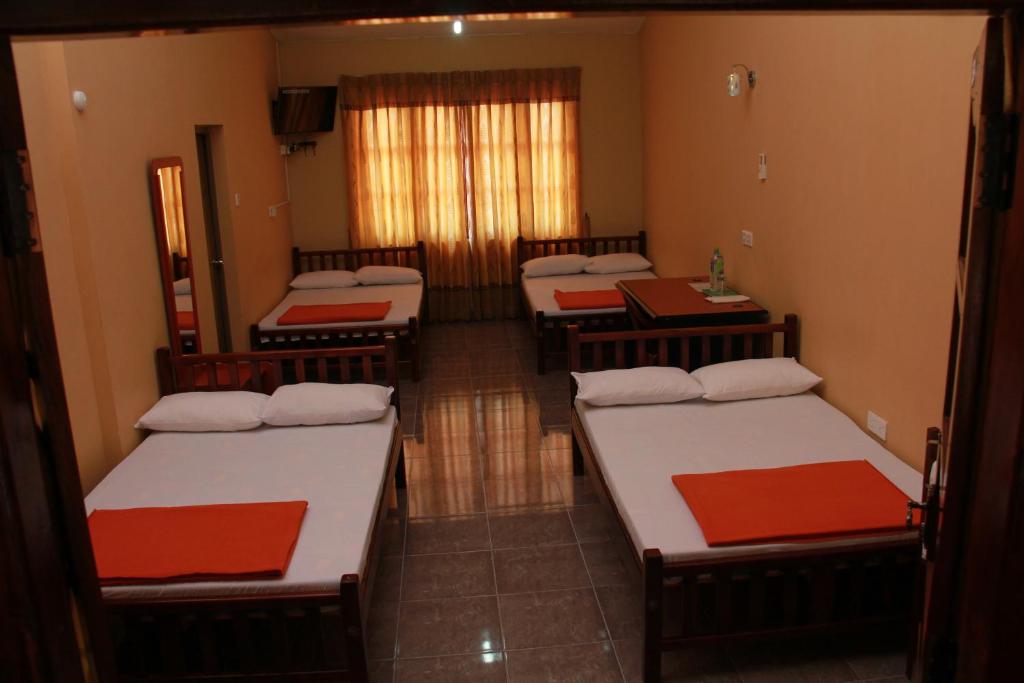 Postel nebo postele na pokoji v ubytování Anura Guest Inn