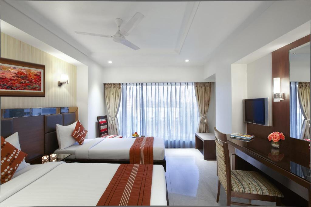 Una cama o camas en una habitación de Hotel Suba Galaxy Mumbai