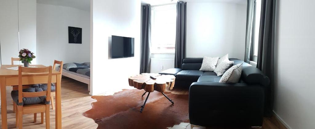 ein Wohnzimmer mit einem Sofa und einem Tisch in der Unterkunft Ferienwohnung Wurmberg Domizil in Braunlage