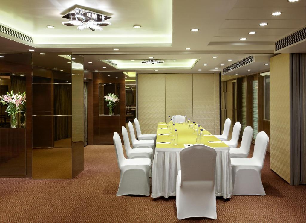 El área de trabajo o centro de convenciones de Hotel Suba Galaxy Mumbai