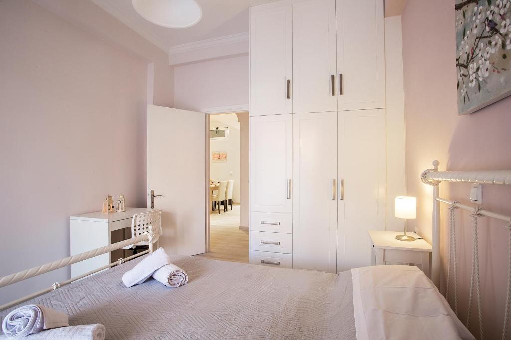 Postel nebo postele na pokoji v ubytování Penelope Corfu Suite