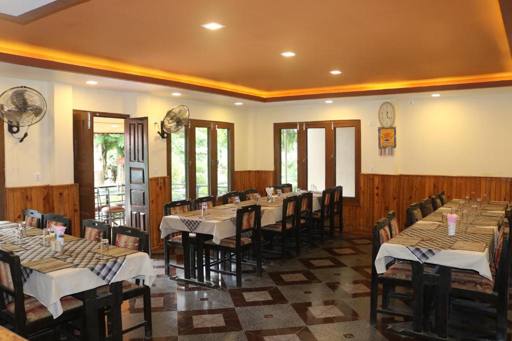 Restaurace v ubytování Chitwan Village Resort