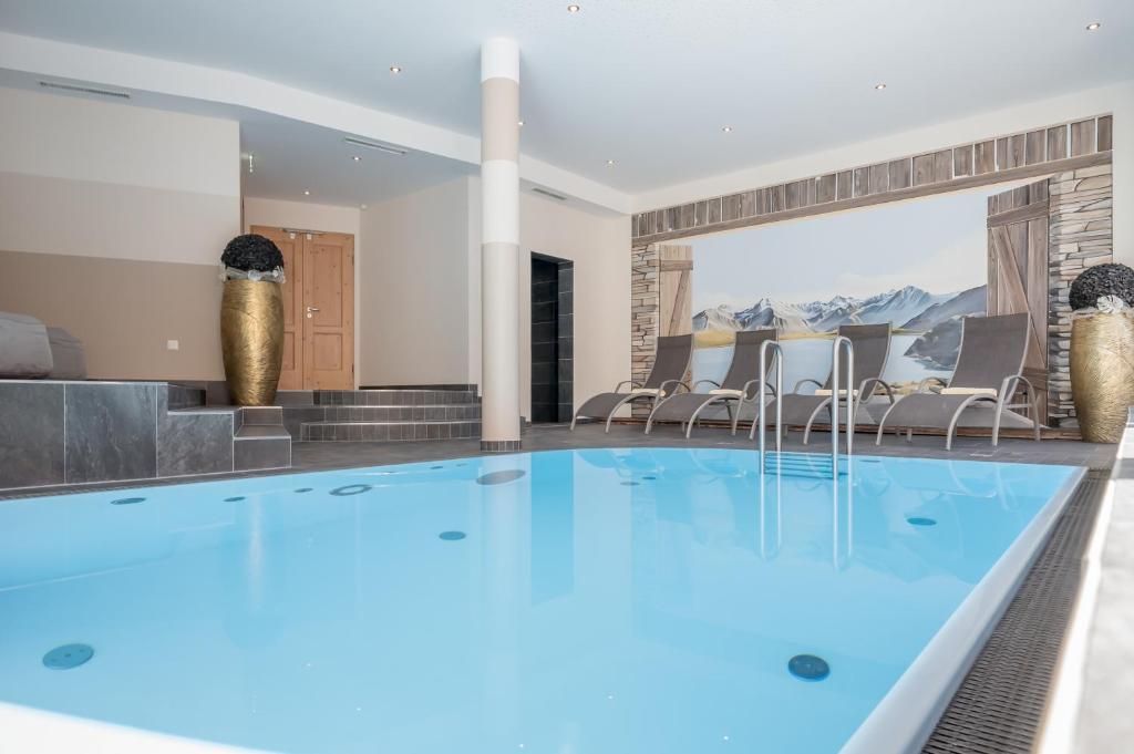 Bazén v ubytování Hotel Elisabeth Superior Sölden nebo v jeho okolí