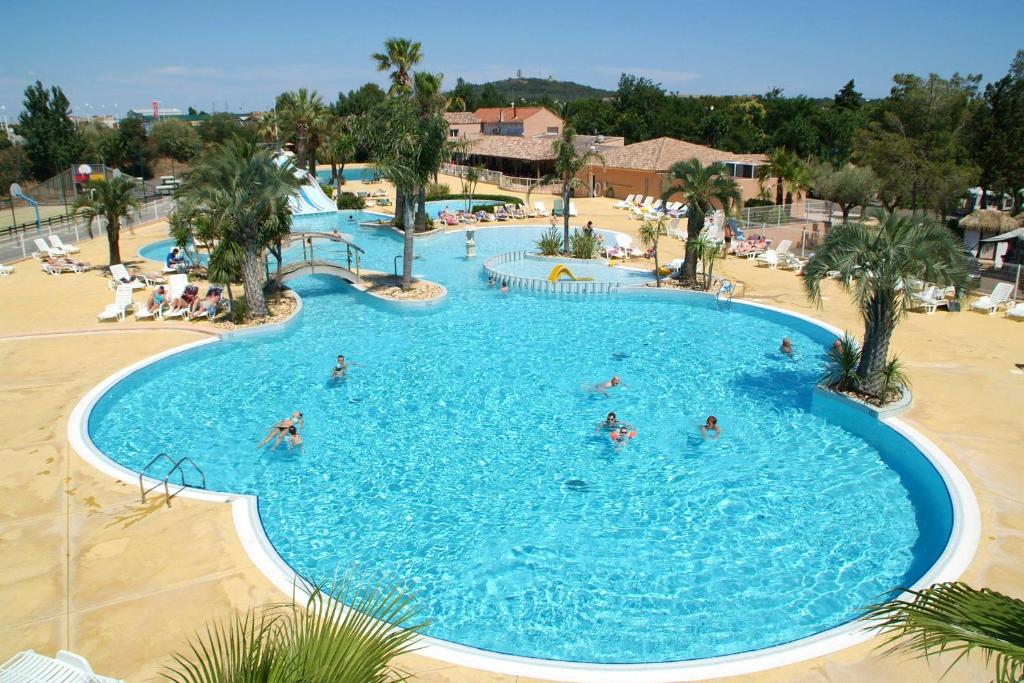 - un groupe de personnes dans la piscine d'un complexe dans l'établissement Camping Resort Les Champs Blancs, à Agde