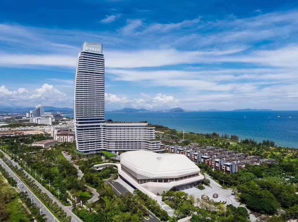 eine Luftansicht eines hohen Gebäudes vor dem Meer in der Unterkunft Van-Pretty Residence Haitang Bay Sanya in Sanya