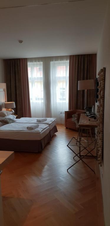 Postel nebo postele na pokoji v ubytování Jungmann Hotel