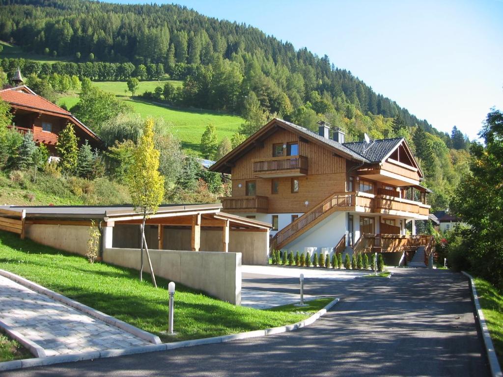 una casa al lado de una montaña en Residence Margerithenweg, en Bad Kleinkirchheim