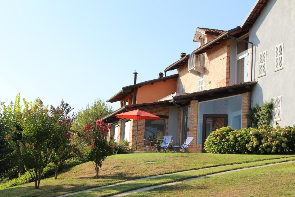 - une vue extérieure sur une maison avec une cour dans l'établissement La Granda agrirelax, à San Martino Alfieri