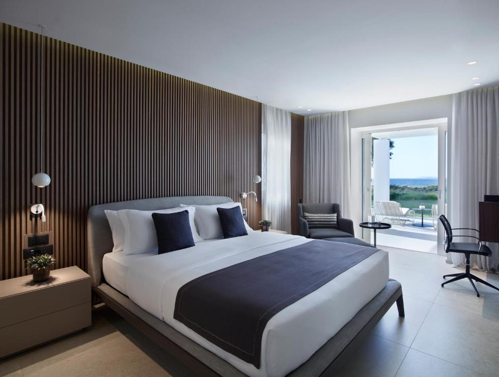 Postel nebo postele na pokoji v ubytování Neptune Luxury Resort