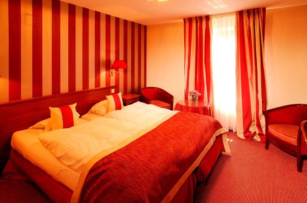 Postel nebo postele na pokoji v ubytování Hotel Restaurant L'Ami Fritz