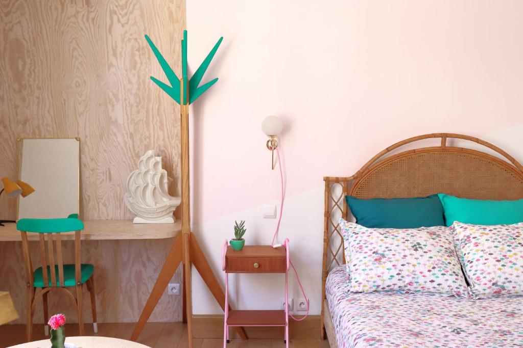 - une chambre avec un lit, une table et une lampe dans l'établissement Le Petit Rivage, à La Charité-sur-Loire