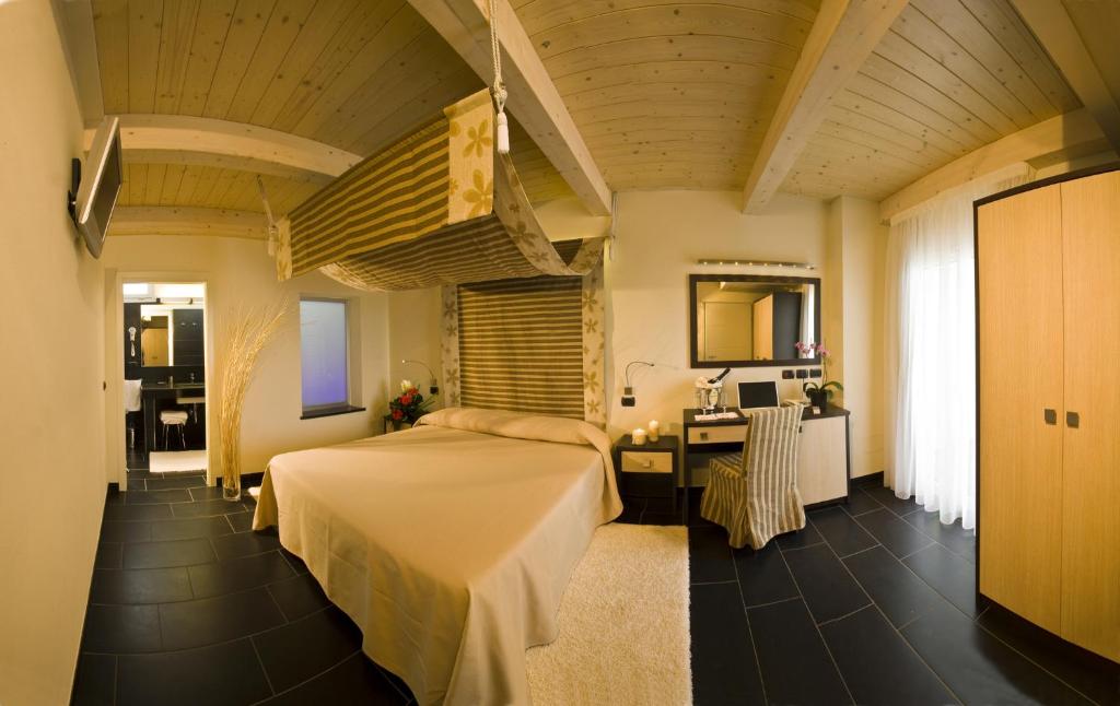 a bedroom with a bed and a desk in a room at Hotel Cavalluccio Marino in Gabicce Mare