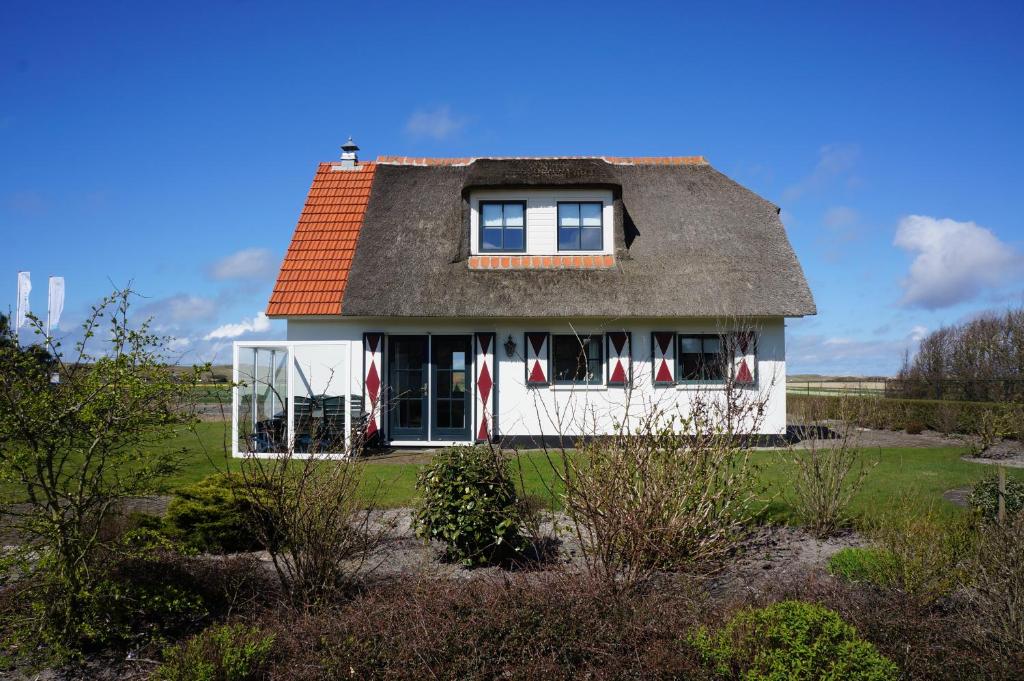 カラントスウオーフにあるBuitenplaats 150 Callantsoogの白い家