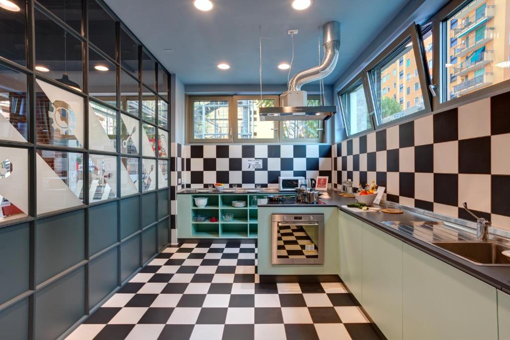 A kitchen or kitchenette at MEININGER Milano Lambrate