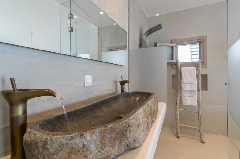 Koupelna v ubytování Psaravolada Hotel Milos