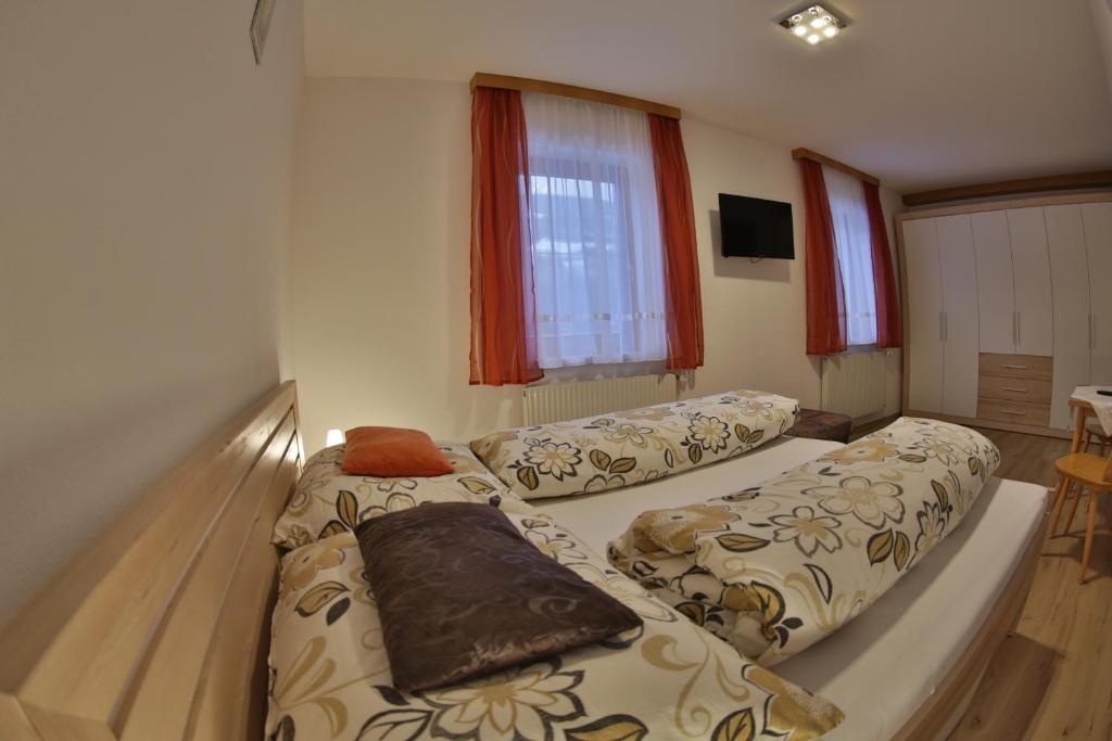 Postel nebo postele na pokoji v ubytování Haus Edlinger inclusive Murau Sommer Gäste Card