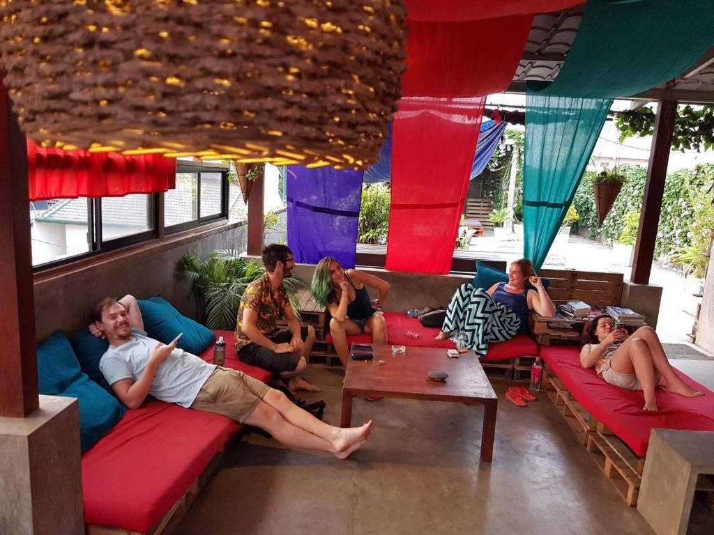 eine Gruppe von Personen, die in einem Zimmer auf Betten sitzen in der Unterkunft Colombo Beach Hostel in Mount Lavinia