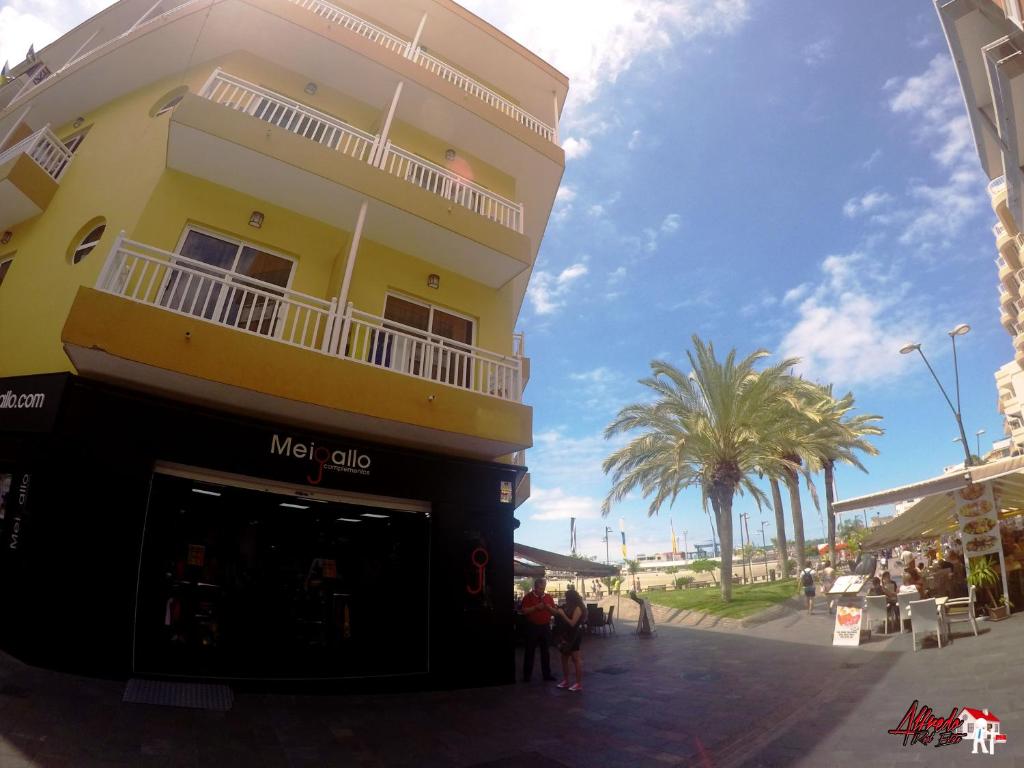 un edificio amarillo al lado de una calle en Edificio Don Diego, en Los Cristianos