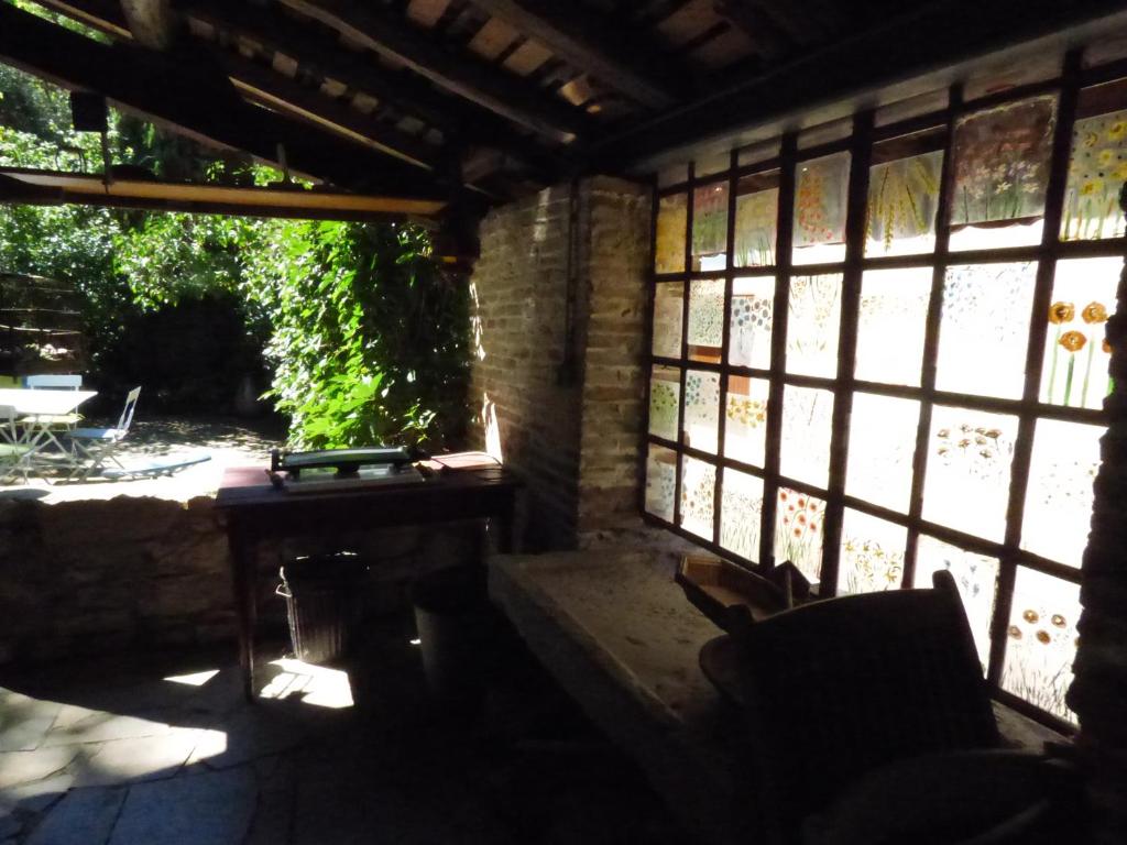 Balanodにあるgite le margueriteのガラス窓付きの客室の外の景色を望めます。