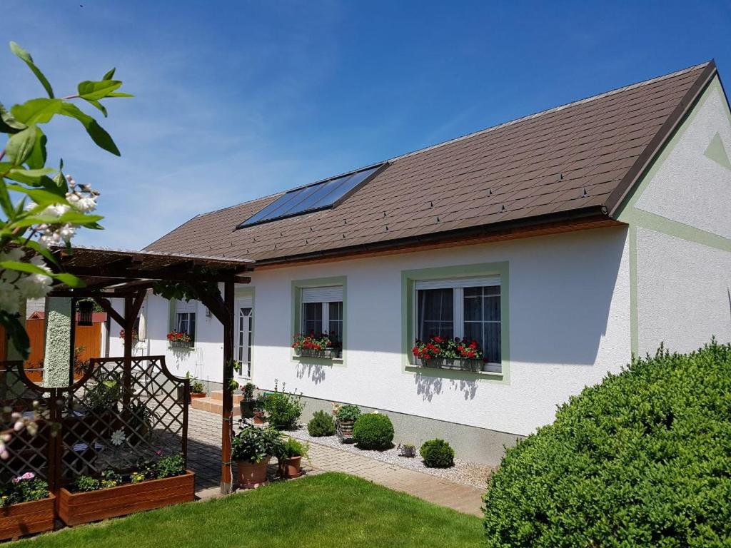 une maison avec un panneau solaire sur le toit dans l'établissement Ferienwohnungen Wegleitner Erich und Michaela, à Illmitz