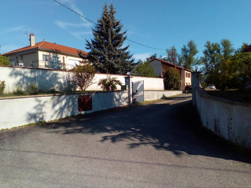 ein Haus auf einer Straße mit einem Zaun in der Unterkunft Chambres des arrys in Bas-en-Basset