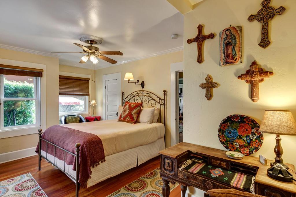 Hillcrest House Bed & Breakfast - Queen Room