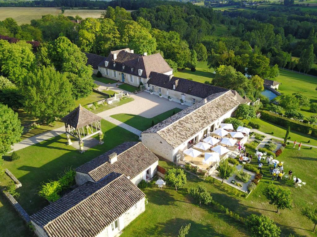 una vista aérea de una casa grande con patio en La Chartreuse du Bignac - Teritoria en Saint-Nexans