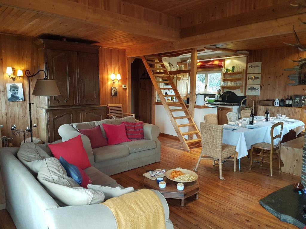 ein Wohnzimmer mit einem Sofa und einem Tisch in der Unterkunft Woodstone in Herbeumont
