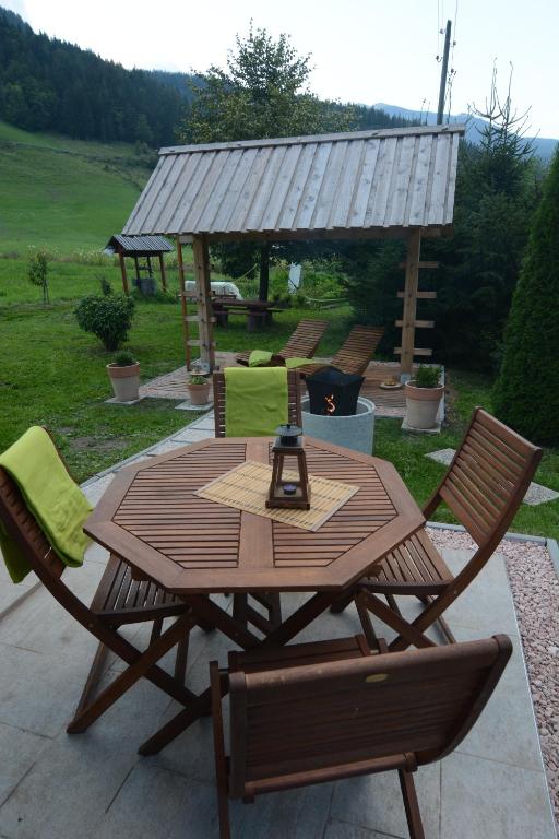 Nespecifikovaný výhled na hory nebo výhled na hory při pohledu z chaty