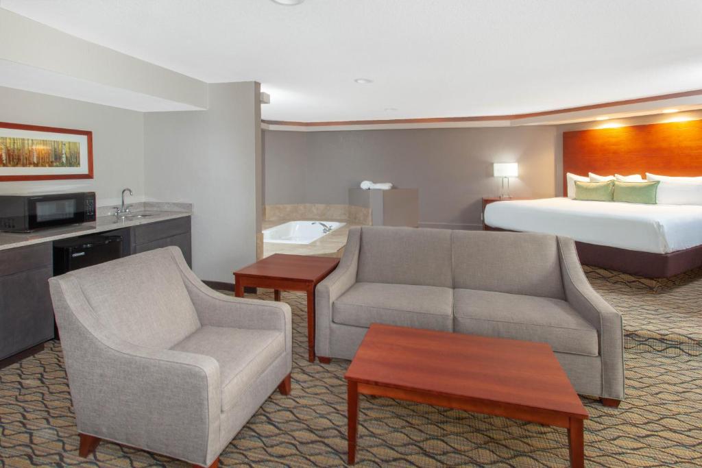 Wyndham Garden Fort Wayne - Presidential Suite - Non-Smoking