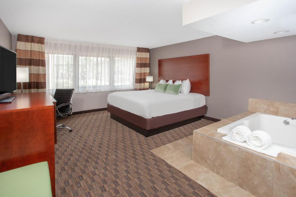 Wyndham Garden Fort Wayne - King Room With Spa Bath - Non-Smoking