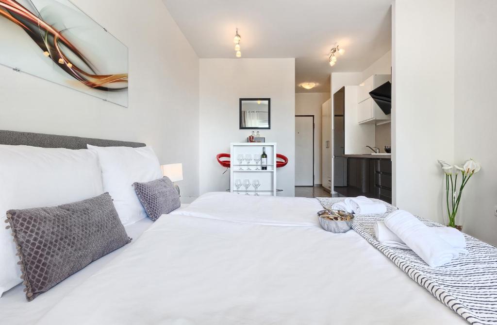 Posteľ alebo postele v izbe v ubytovaní Modern apartments with sea view 150 meters to beach