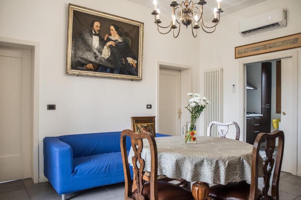 comedor con mesa y sofá azul en Venetian Mood: Secret Garden, en Venecia