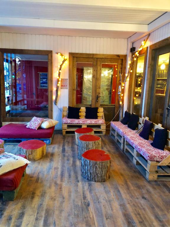 Uma área de estar em Wild Hostel