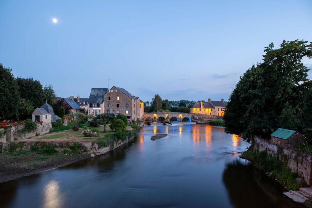 Výhled na řeku, která protéká v blízkosti hotelu