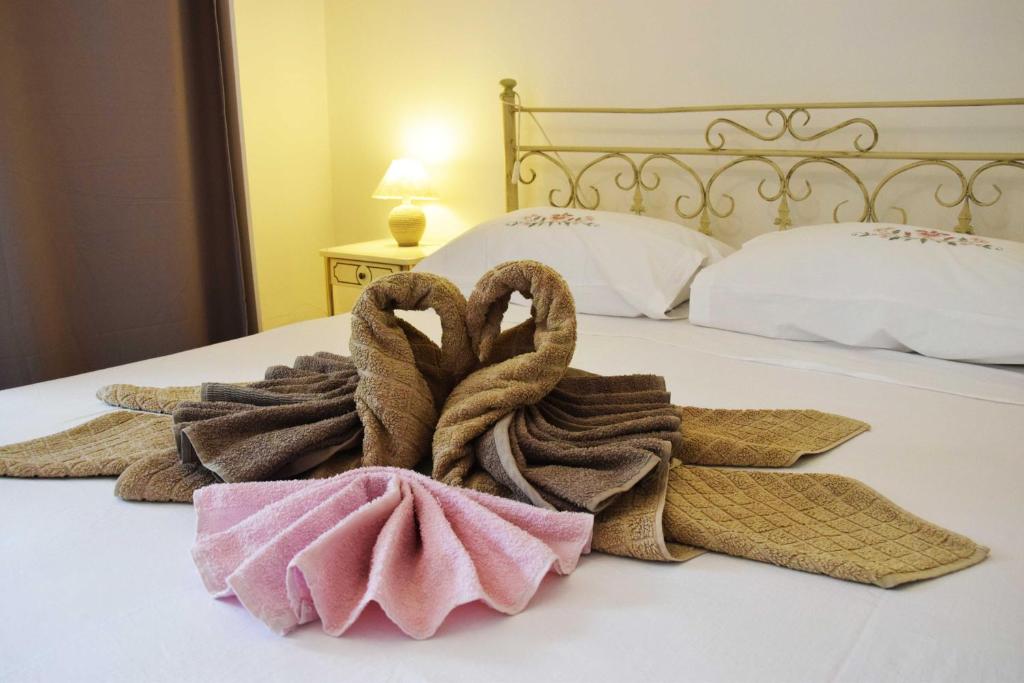 een stapel handdoeken bovenop een bed bij Chez Pierre in Santa Maria Navarrese
