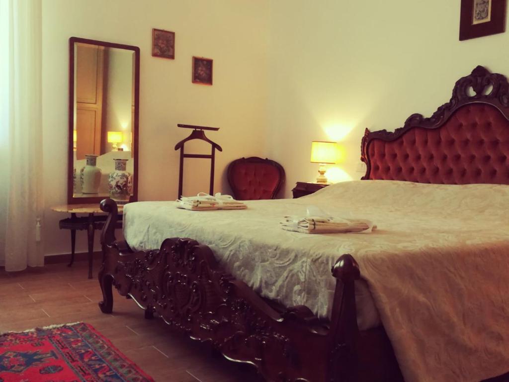 ein Schlafzimmer mit einem großen Bett und einem Spiegel in der Unterkunft Ca' Giulia - Biennale - free wifi fiber in Venedig