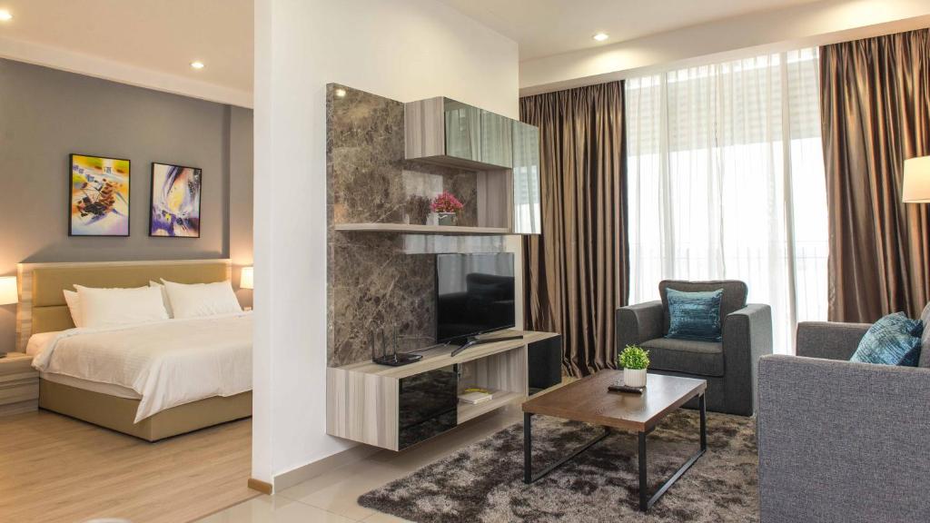 une chambre d'hôtel avec un lit et une télévision dans l'établissement Encorp Marina Suites By Iconic Bliss, à Nusajaya